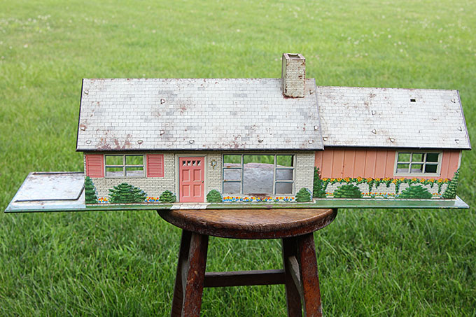 Repurpose a vintage tin dollhouse into a birdhouse using this in-depth tutorial. A playful and fun idea for your garden.