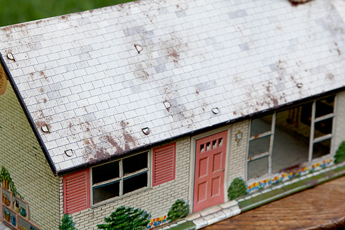 Repurpose a vintage tin dollhouse into a birdhouse using this in-depth tutorial. A playful and fun idea for your garden.