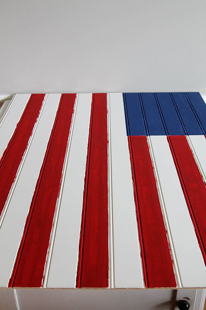 This American flag craft project is super cute and EASY to make . A quick patriotic DIY project for your 4th of July home decor. Did I mention it is easy?