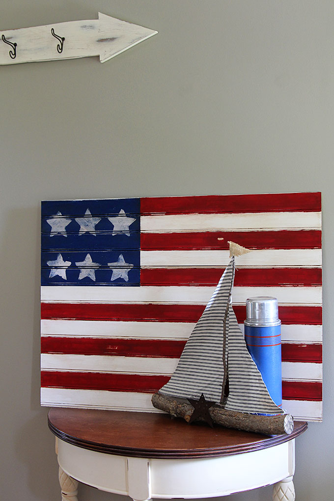 This American flag craft project is super cute and EASY to make . A quick patriotic DIY project for your 4th of July home decor. Did I mention it is easy?