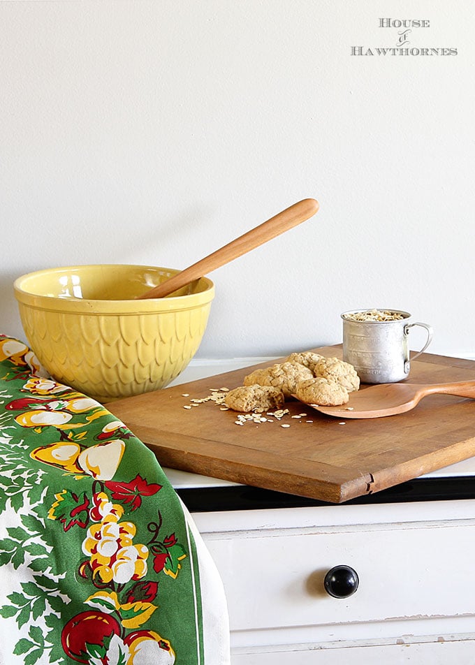 This is the best recipe for soft and chewy oatmeal cookies! Super easy to make and no electric mixers involved, so kids can help make them too. 