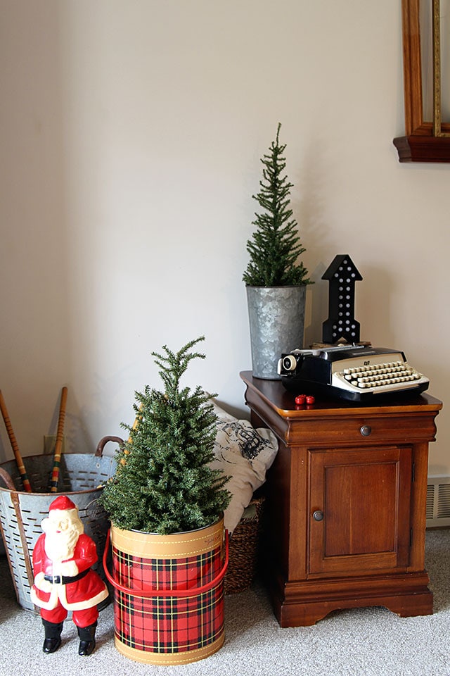 A holiday house tour with lots of Christmas decorating ideas, including many vintage Christmas decorations and easy DIY projects. via houseofhawthornes.com