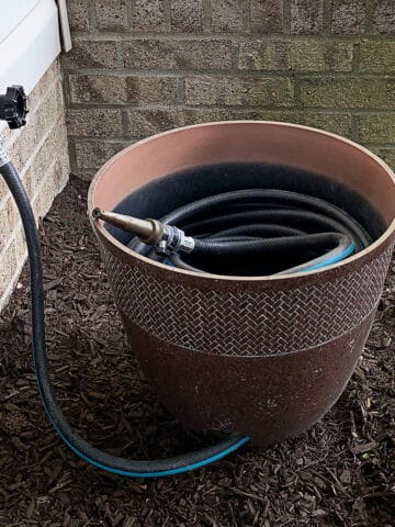 Looking for a stylish solution to hide your garden hose? Discover how to easily create your own hose holder in just a few minutes! Transform your outdoor space with this simple DIY project.