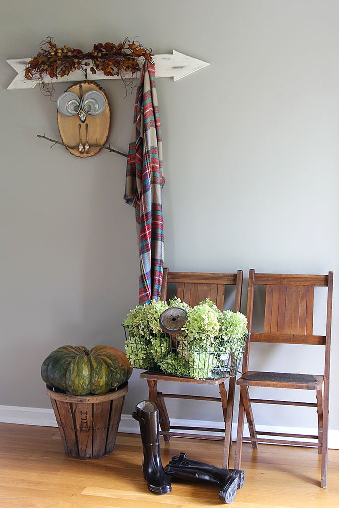 Quick and easy ideas for fall decor in the entryway using hydrangeas and thrift store finds. LOTS of seasonal vintage eclectic home decor inspiration.