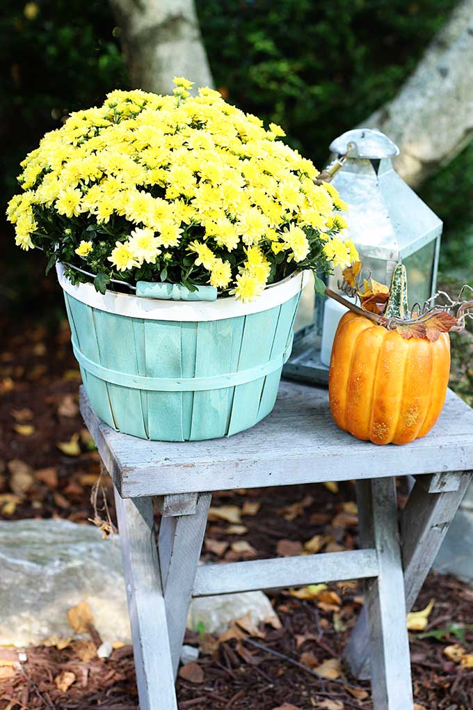 Bushel basket makeover project for fall porch decor.