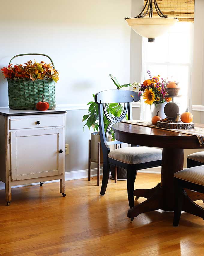 Fall decor in the breakfast room