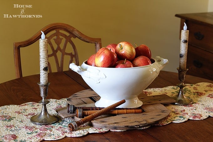 Using apples to create an inexpensive fall centerpiece in addition to other cheap, quick and easy DIY fall home decor ideas. 