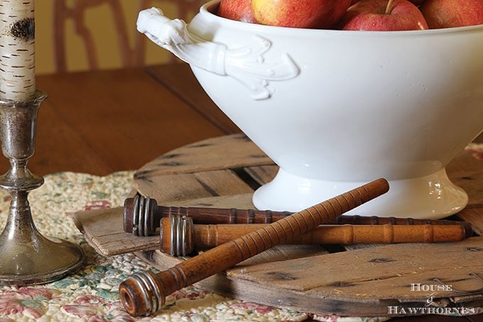 Using apples to create an inexpensive fall centerpiece in addition to other cheap, quick and easy DIY fall home decor ideas. 