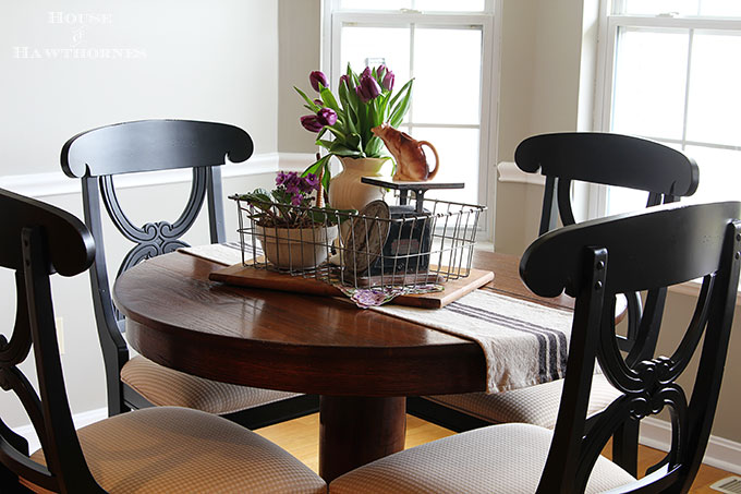 Mismatched kitchen table in the farmhouse decorating style