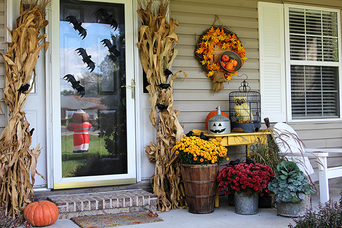 Quick and easy Halloween decorating ideas for your porch. An inexpensive way to transition the porch from fall to Halloween decor with just a few additions. 