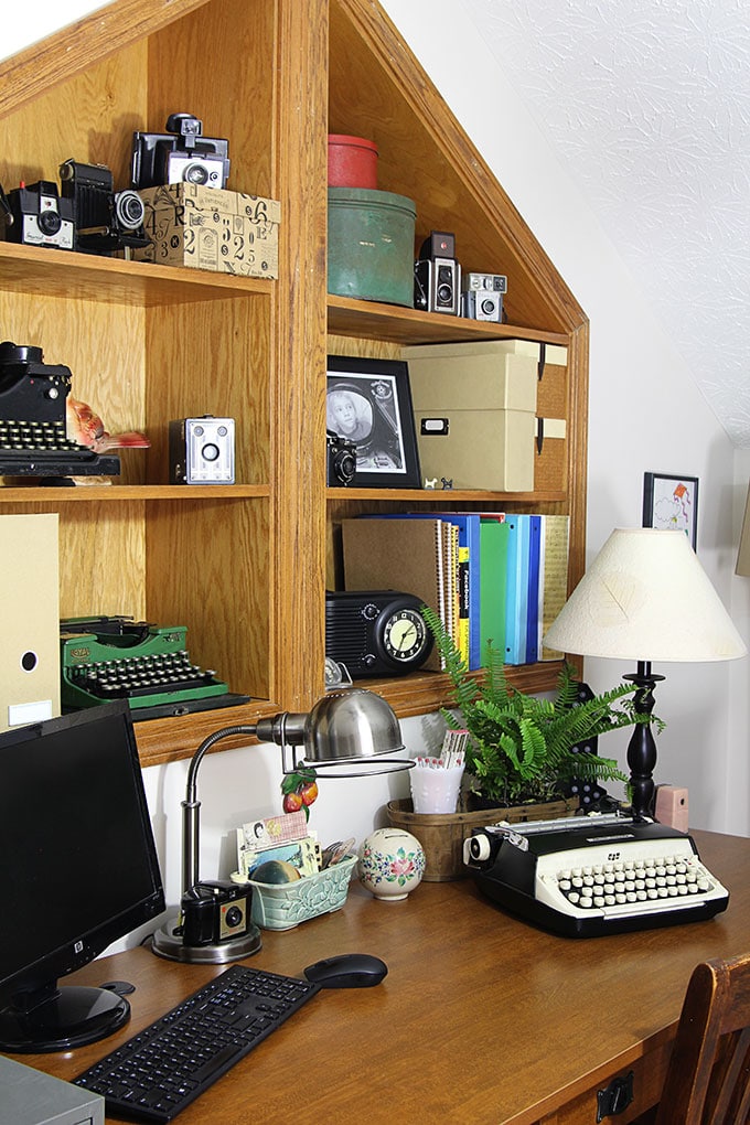 Vintage Home Office | Home office ideas with an eclectic vintage design style. An office, craft room or studio doesn't have to be boring if you give it some personality!