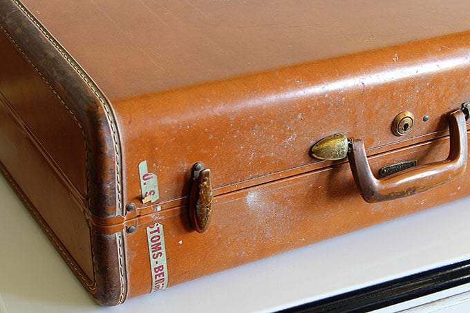 Tips for cleaning and deodorizing a vintage suitcase. Or any suitcase for that matter. Normally I'm a sniff it before I buy it kind of person, but occasionally you end up with a stinky one.