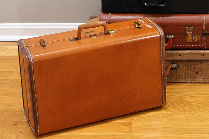 Tips for cleaning and deodorizing a vintage suitcase. Or any suitcase for that matter. Normally I'm a sniff it before I buy it kind of person, but occasionally you end up with a stinky one.