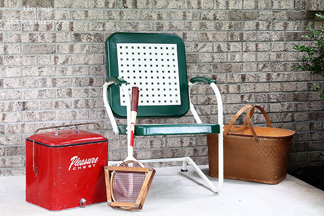 Easy to follow DIY tutorial on how to paint a vintage metal lawn chair. Or any metal chair for that matter! 