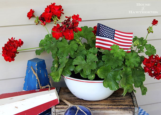 Quick and easy 4th Of July decorations using simple items you can find at the grocery store. Great patriotic DIY home decor and party ideas for the Fourth.