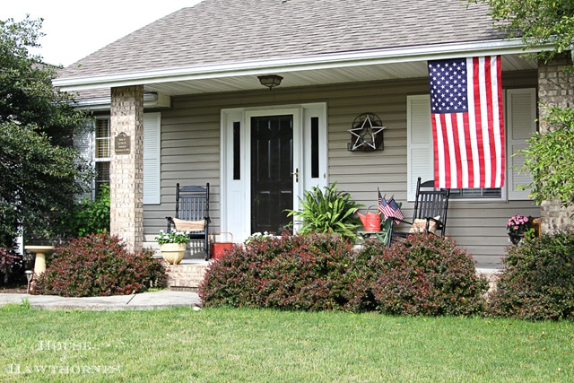 Patriotic porch decor for the 4th of July or Memorial Day. Lots of inspiration for your outdoor summer decorating. 