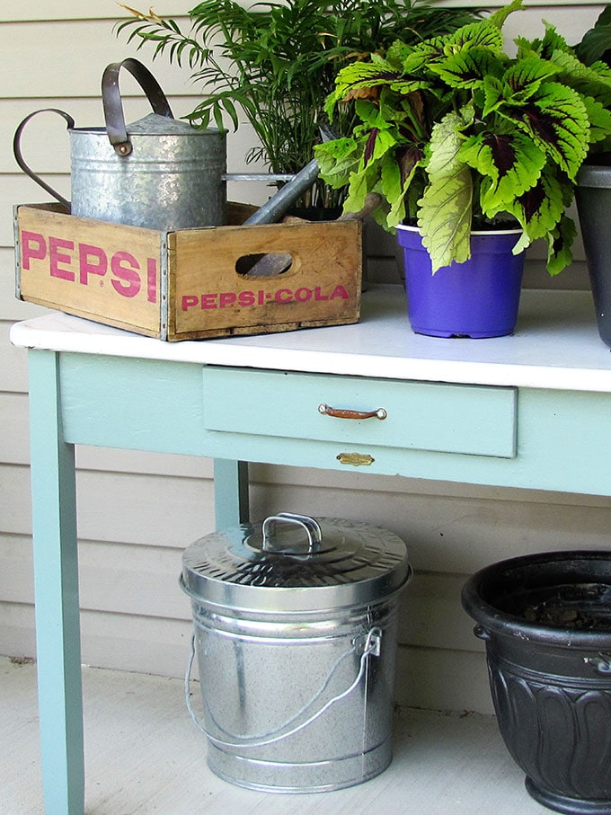 10+ inexpensive and inspiring DIY potting bench ideas to get you in the mood for spring gardening. They could also be used as a serving station on your porch, deck or patio.