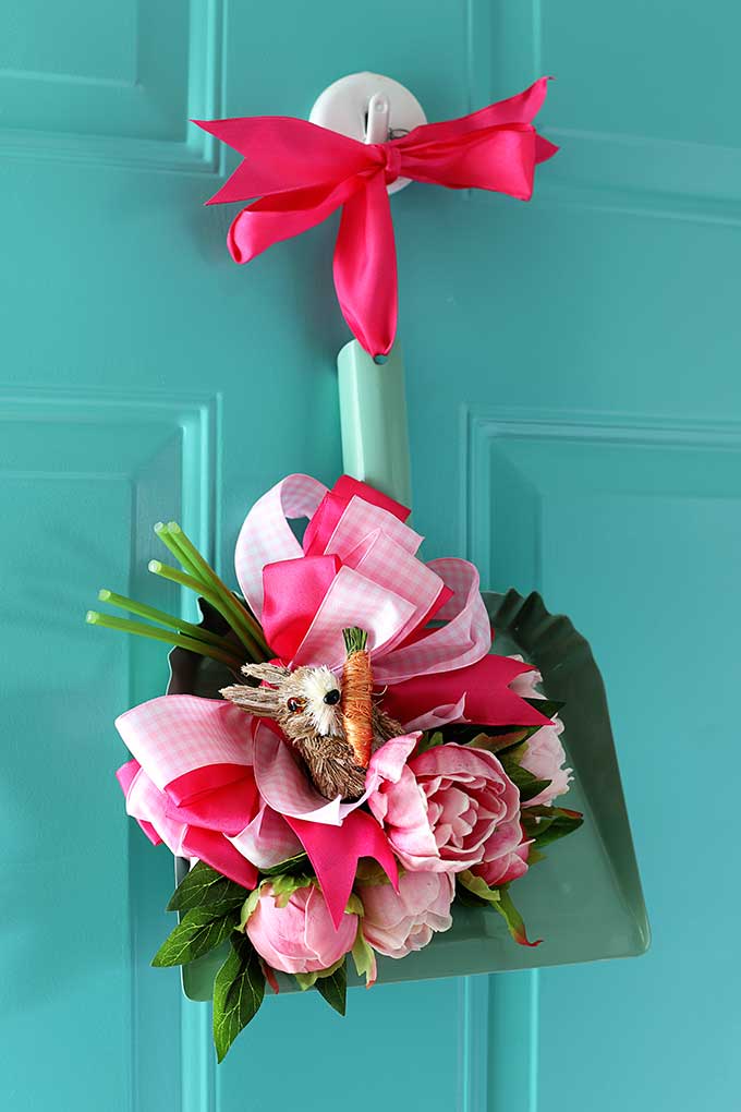 Repurposed spring door wreath using a dustpan! 