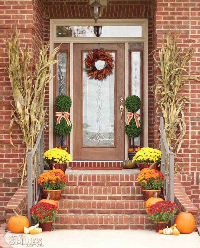 Traditional fall porch decor from Where The Smiles Have Been