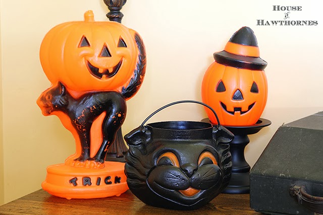 Vintage style Halloween party decor with blow molds and honeycombs