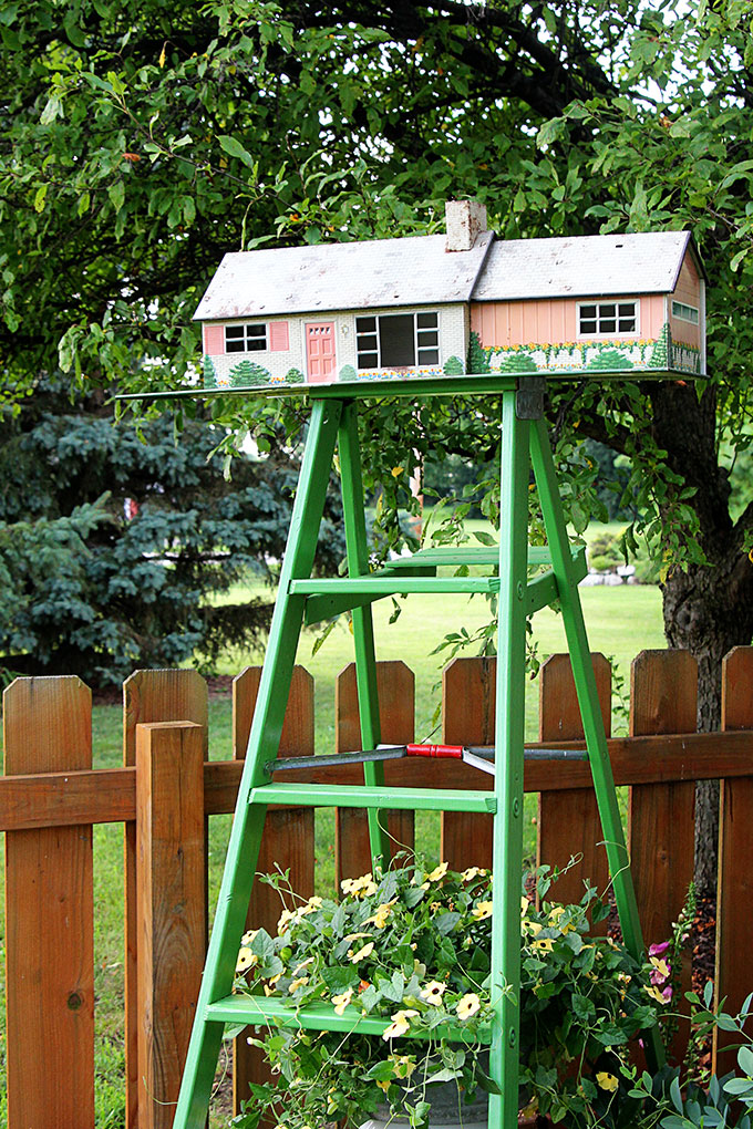 Repurpose a vintage tin dollhouse into a birdhouse using this in-depth tutorial. A playful and fun idea for your garden.