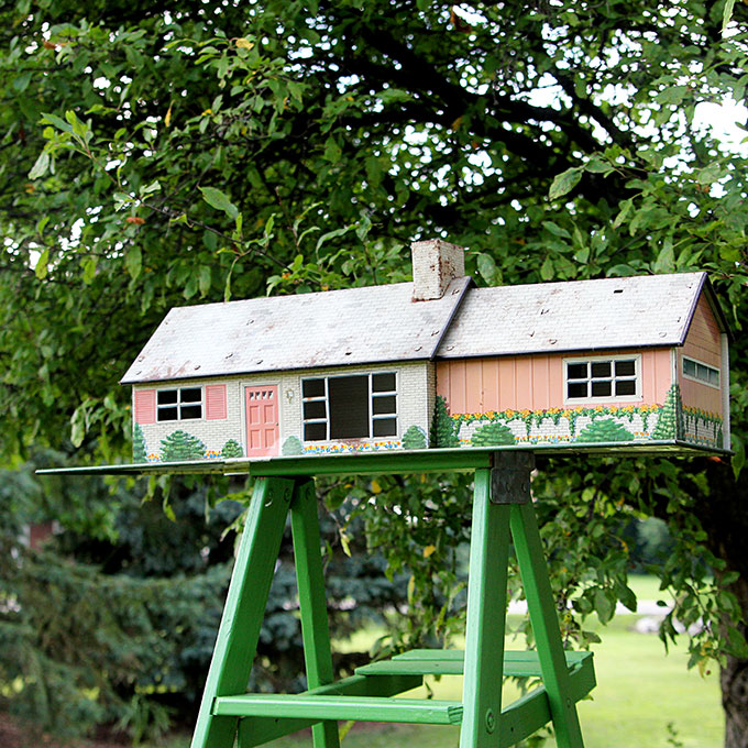 Repurpose a vintage tin dollhouse into a birdhouse using this in-depth tutorial. A playful and fun idea for your garden.