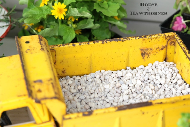 What a fun gardening DIY project! Upcycle a toy truck into a planter (this rusty one was found at a yard sale). Too cute!