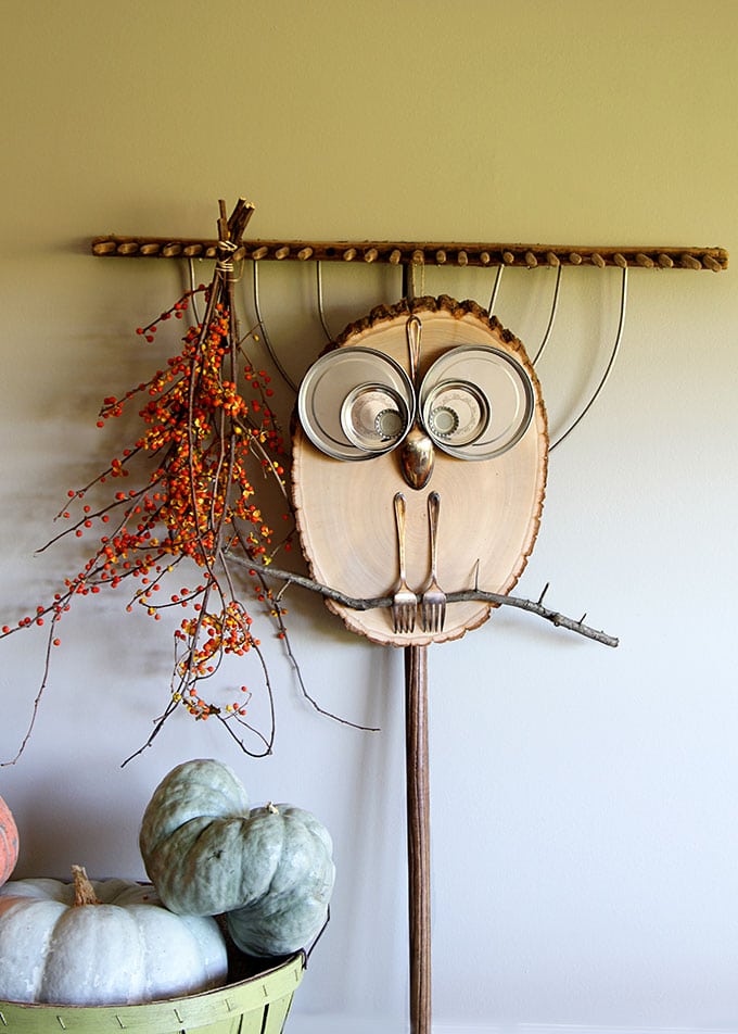 What a hoot! This adorable owl is a super QUICK and EASY DIY wood slice project for fall home decor or any time of the year. A ten minute craft for kids.