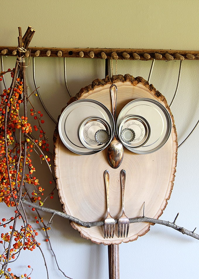 What a hoot! This adorable owl is a super QUICK and EASY DIY wood slice project for fall home decor or any time of the year. A ten minute craft for kids.